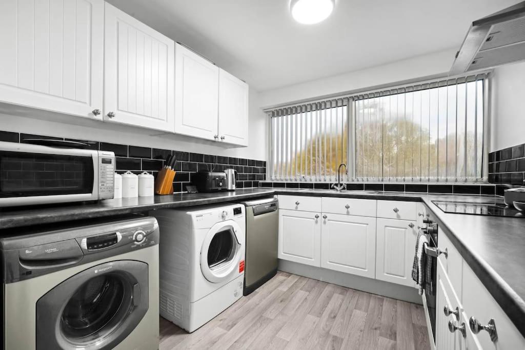 Apartment Solihull Retreat- In Heart Of Birmingham- Jlr, Nec , Airport , Wifi , Netflix *