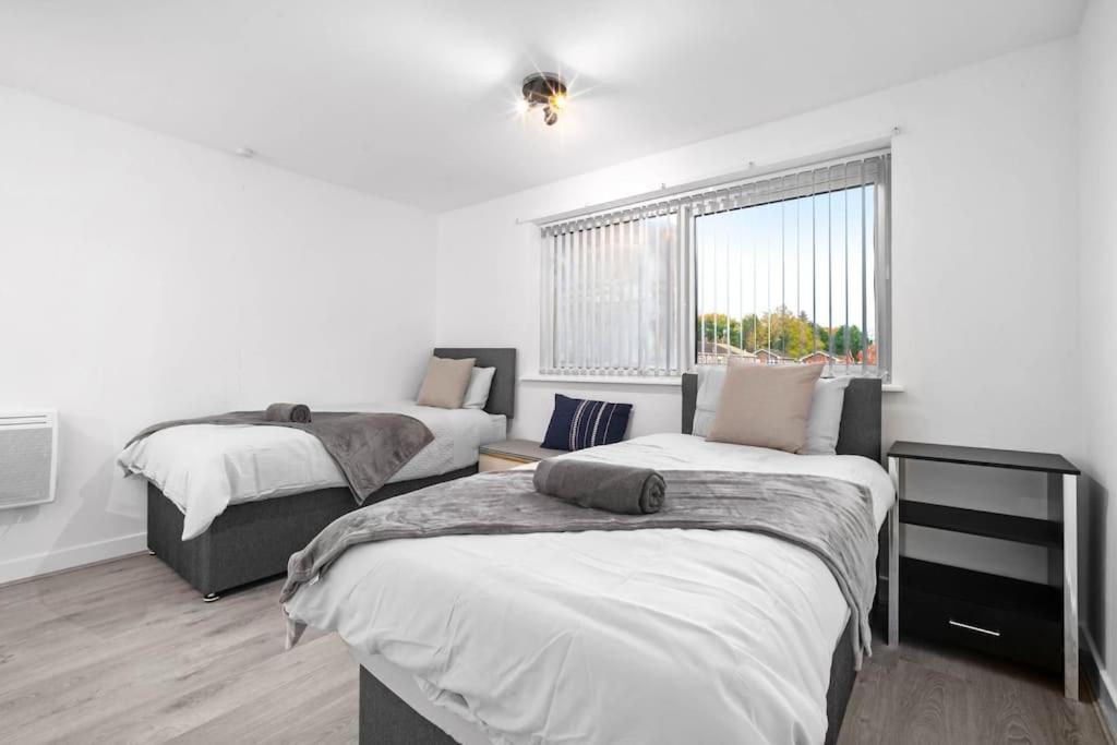 Solihull Retreat- In Heart Of Birmingham- Jlr, Nec , Airport , Wifi , Netflix Apartment *